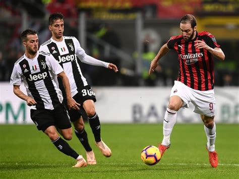 La juventus football club fue fundada el 1 de noviembre de 1897 con el nombre de «sport club juventus», por un grupo de estudiantes que pertenecían al oratorio salesiano que fundó don bosco en 1845, 7 del liceo classico massimo d'azeglio, que solían reunirse en torno a una banqueta de una plaza de armas cercana (la cual se encuentra actualmente en la sede del club). Supercoppa italiana: perché è il Milan a giocare la finale ...