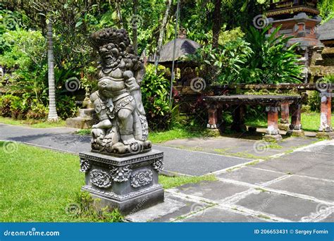 Estatua De Piedra En Un Complejo De Templos En Indonesia Imagen De