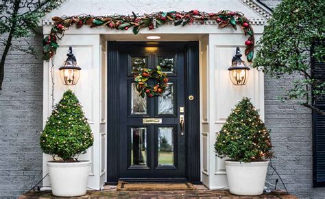 30 Festive Front Door Decoration Ideas For Christmas To New Year