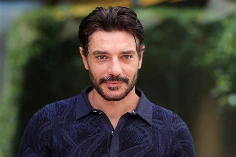 Nell'affascinante scenario dell castello di castell'abbate di stabbia non potevano mancare anche gli attori di un posto al sole! Giuseppe Zeno: vita privata, film e biografia | Popcorn Tv
