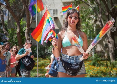 muchacha que vende banderas del arco iris en pride parade imagen editorial imagen de socio