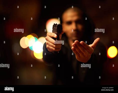 Hombre Apuntando Pistola Fotografías E Imágenes De Alta Resolución Alamy