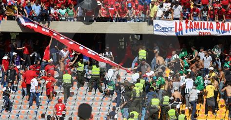 Todas las noticias sobre el derbi del fútbol colombiano: Pelea entre hinchas retrasó inicio del clásico entre ...