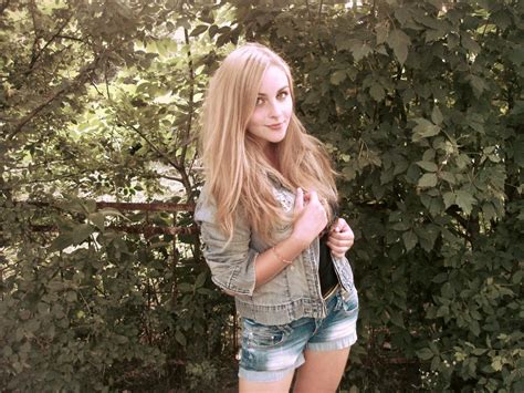 Юная блондинка в джинсовой куртке Лучшие фото девушек в колготках чулках купальниках джинсах