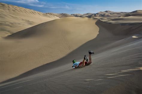 Sandboarding O Sand Skiing En El Desierto De La Huacachina Ica
