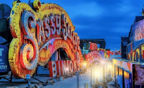 Visite El Museo Neon En Las Vegas Neon Boneyard — Guia De Viaje