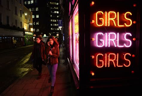 Groups Sex In London Public Sex Video Couple Filmed Having Sex In Outdoor Meeting Pod