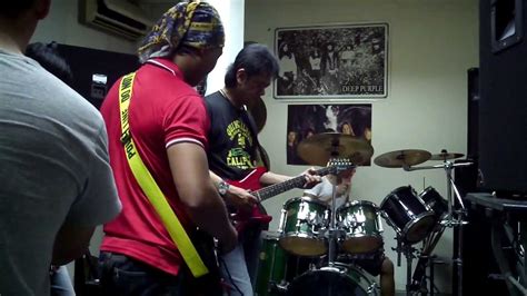 Ada yang tertinggal setelah terbenam mentari ada yang tertinggal setelah kering air di kali. Mentari Merah Di Ufuk Timur (Cover) - YouTube