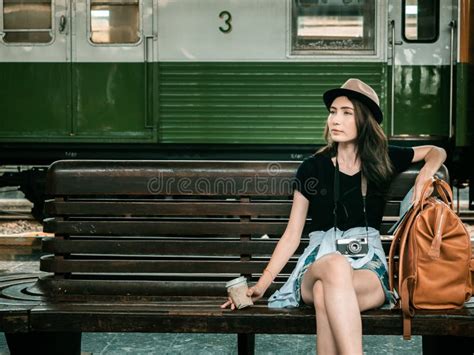 concepto de viaje hermosa viajera chica en tren estaciongirl wating tren con gente en movimiento