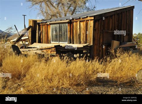 Old Shed On A Small Farm In The Middle Of The Desert Stock Photo Alamy