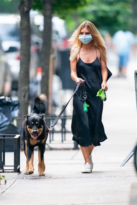 Её родители — кэтлин балгли эмили ратаковски. EMILY RATAJKOWSKI Walks Her Dog Out in New York 07/07/2020 ...