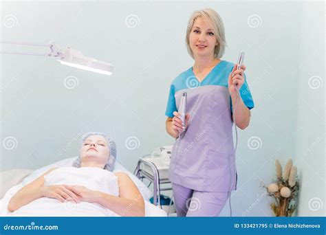 Woman Beautician Doctor At Work In Spa Center Stock Image Image Of Beautiful Therapy 133421795