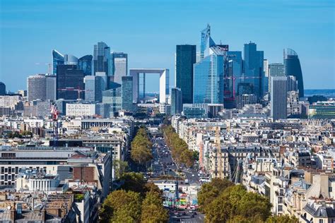 Ein bild ist eine tolle möglichkeit ihre wohnung zu verschönern. Blick auf die Bürostadt La Defense in Paris in 2020 ...