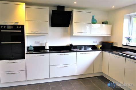 The kitchen was relatively small (within a 700 sq ft apartment). An Innova Altino White High Gloss Kitchen. | Kitchen plans, High gloss kitchen cabinets, High ...