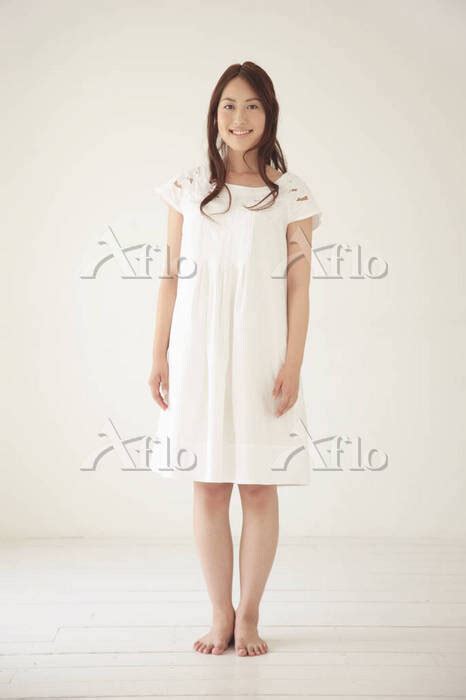 白い服を着た女性 [5136967]の写真素材 アフロ
