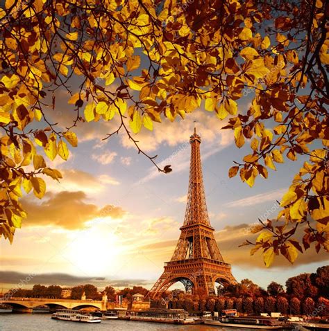 Eiffel Tower With Autumn Leaves In Paris France — Stock Photo © Samot