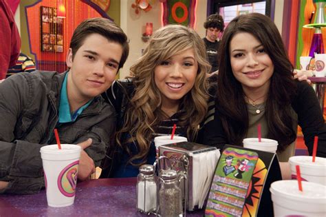 Icarly is a nickelodeon sitcom starring miranda cosgrove that ran from 2007 to 2012. This "iCarly" actor is getting ready to have a baby