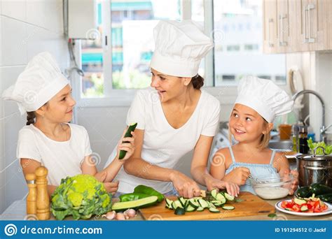 Kleine Koks Leren Met Hun Moeder Hoe Ze Een Salade In De Keuken Kunnen