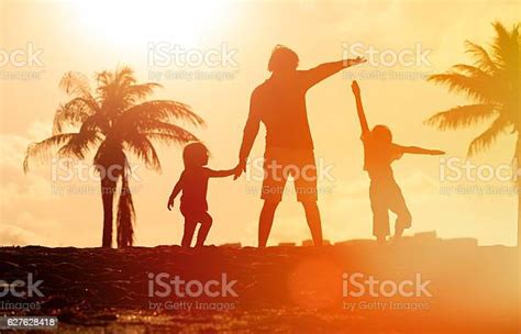 photo libre de droit de père avec fils fils et sa fille silhouettes de