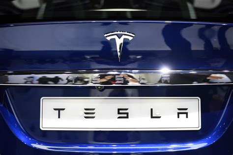 Tesla Richiama 35 Camion Elettrici Semi Per Difetto Ad Un Freno Titolo