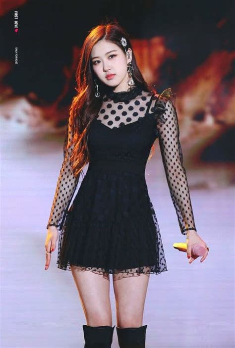 The 5 wardrobe essentials of blackpink's rosé. BLACKPINK ROSÉ | Blackpink fashion, Kpop outfits ...