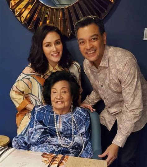 She has three younger brothers, ismel. Amboi Sofia, enjoy eating with her while great grandma ...