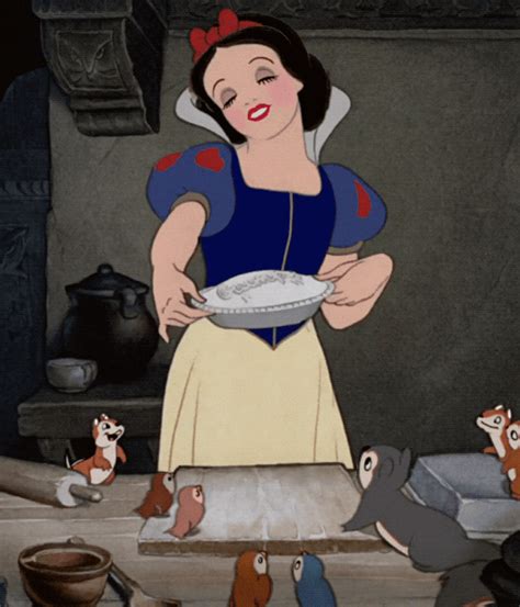 Snow Holding A Plate In Front Of Other Animated Characters