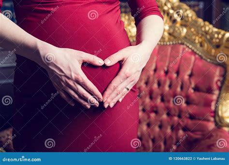 Buik Van Een Zwangere Vrouw Met De Handen Van Het Hart Van De Moeder Stock Foto Image Of
