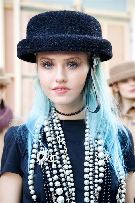 Tren Gaya 21 Cat Rambut Warna Biru Langit