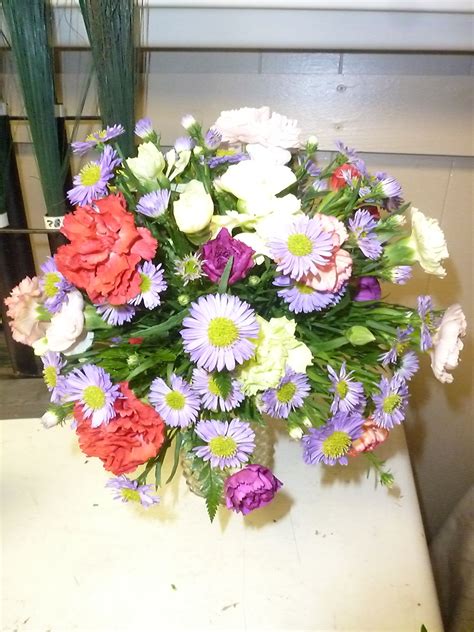 Colonial style with fun, fresh flowers! | Fresh flowers, Floral wreath