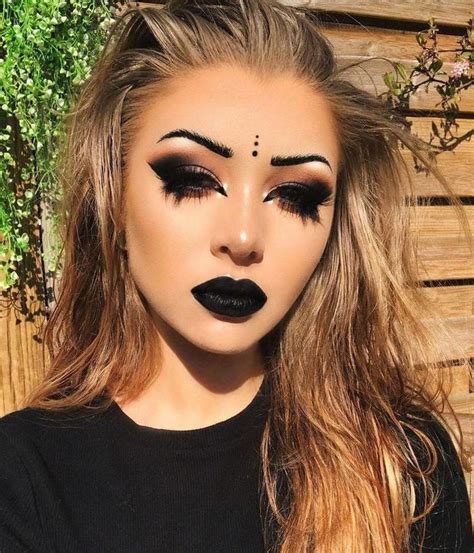 48 Stunning Halloween Eye Makeup Ideas To Try In 2019 Black Lips Makeup Black Eyeshadow