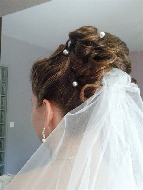 Chignon bouclé avec pose de voile et ornement perle ...