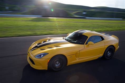 Chrysler Drops The Price Of The 2015 Dodge Viper By 15000 Usd The