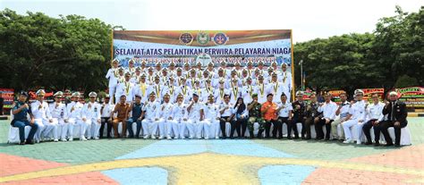 01:23 pernah melihat sekelompok anak muda berseragam lengkap di pusat perbelanjaan atau tempat umum? Poltekpel Malahayati Melaksanakan Wisuda Perwira Pelayaran ...