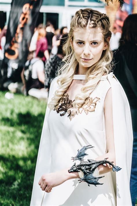 Khaleesi Cosplay Mother Of Dragons Game Of Thrones Game Of Thrones Cosplay Khaleesi Cosplay
