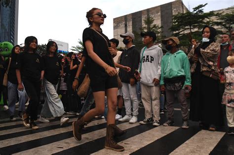 Foto Lenggak Lenggok Muda Mudi Pamer Fesyen Di Citayam Fashion Week
