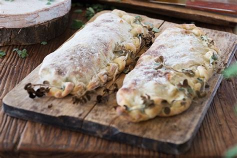 קמח המצה אזל מהסופרים ברחבי הארץ בשיאו של הפסח, לפני כן סבלנו ממחסור בביצים (ובנייר טואלט, זוכרים?) רוצים לחסל את הקמח בבית? השף פנחס בלשניקוב עם מתכון ...