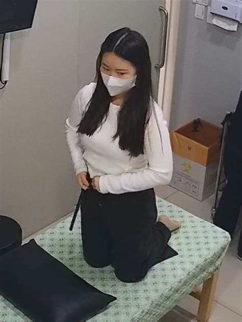 서울 연세사랑병원에서 소녀들이 주사를 맞고 있다 아름다운 소녀는 바지를 벗고 엉덩이를 너무 많이 보여 간호사가 바지를 조금
