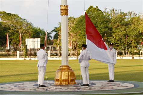 Wakil Gubernur Habib Ismail Bin Yahya Pimpin Upacara Penurunan Bendera