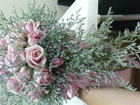 Lihat 12 idea gubahan hantaran coklat yang simple dan menarik yang pasti akan membuat hantaran anda menyerlah pada hari besar anda nanti. Rose Gubahan Pengantin: Gubahan Bunga Tangan