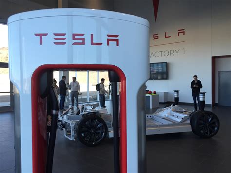 Tesla Gives Rare Glimpse Inside Gigafactory Kunr