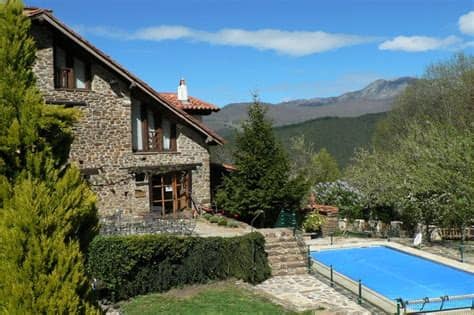 Confortables casas rurales de piedra y madera con amplia pradera junto al río cinca, perfecto para nadar o pasear por sus orillas. casas rurales con piscina en cantabria, casas rurales con ...