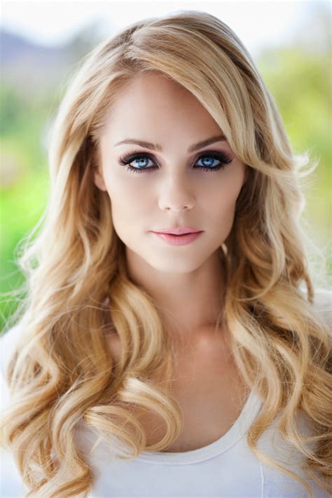 Laura Vandervoort Amazing Photo Of The Gorgeous Laura Vandervoort By