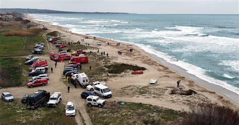 Naufragio Crotone 63 I Morti Fermati Due Scafisti Il Procuratore