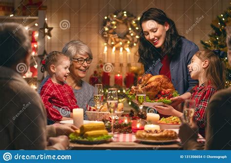 Familie, Die Weihnachten Feiert Stockfoto - Bild von tabelle, nahrung: 131356654