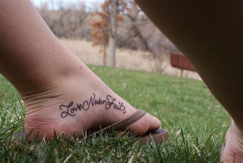 Srdce jsou také malé tetování pro ženy, které mohou být perfektní v jakékoli oblasti těla. Tetování pro dívky na nohou jsou malé a velké a jejich ...