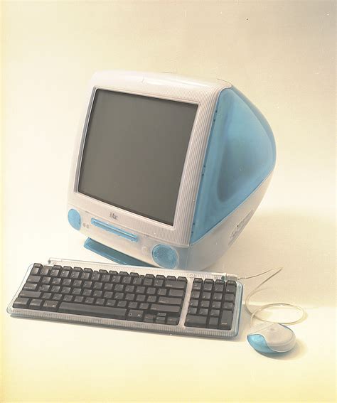15 Year Olds 200 Vintage Apple Computers Are Now A Mac