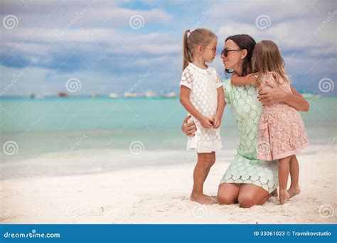 Forme La Madre Y Dos Sus Hijas Adorables En Imagen De Archivo Imagen