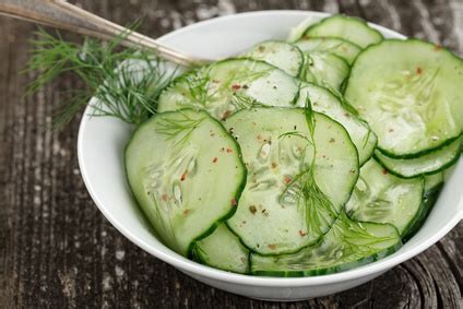 Gurkensalat mit Essig - Öl - Dressing und Dill