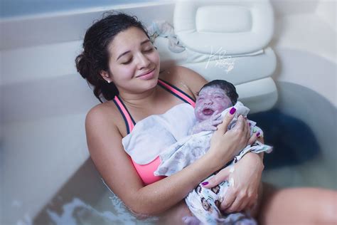 Photographer Captures Her Friends Beautiful Waterbirth Pregnant Life
